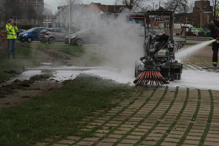 Veegmachine verwoest door uitslaande brand