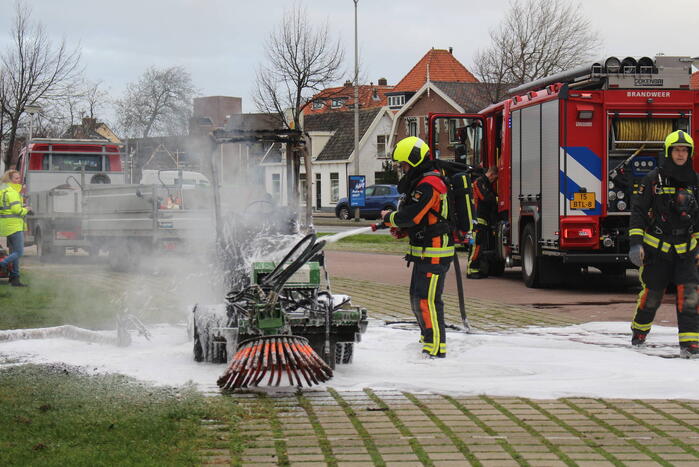 Veegmachine verwoest door uitslaande brand