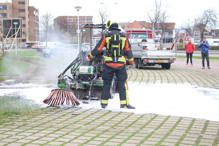 Veegmachine verwoest door uitslaande brand