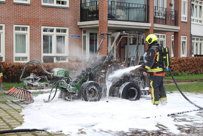 Veegmachine verwoest door uitslaande brand
