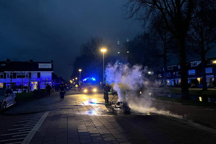 Scooter brandt volledig uit in woonwijk