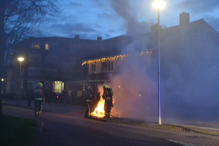 Scooter brandt volledig uit in woonwijk