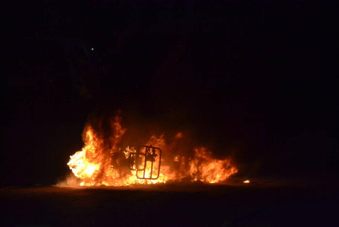 Scooter brandt volledig uit in woonwijk