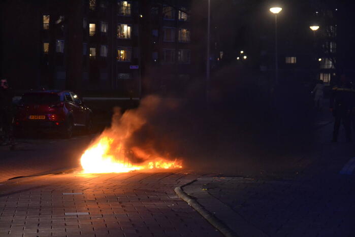 Scooter brandt volledig uit in woonwijk