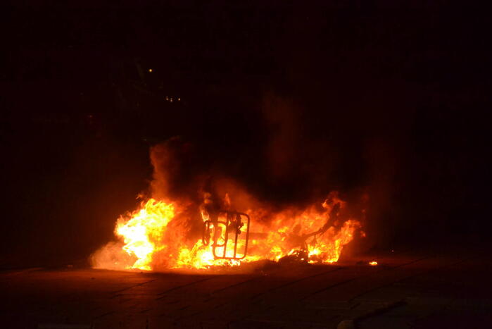 Scooter brandt volledig uit in woonwijk