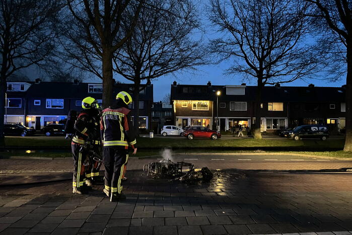 Scooter brandt volledig uit in woonwijk