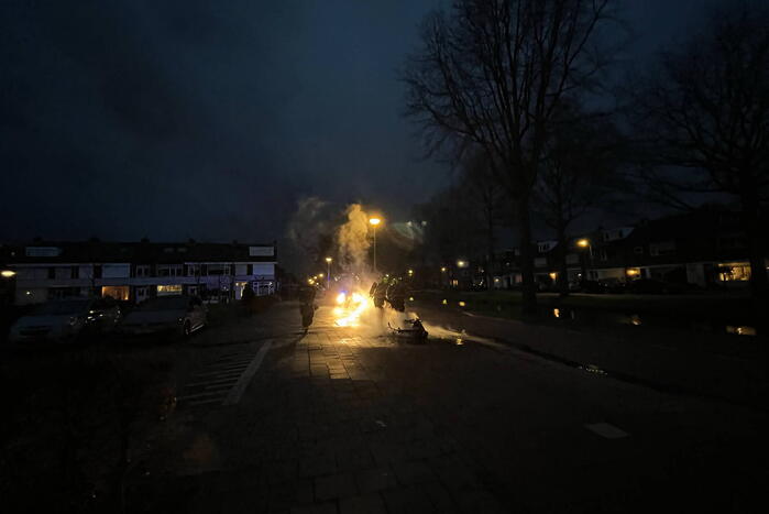 Scooter brandt volledig uit in woonwijk