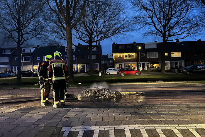 Scooter brandt volledig uit in woonwijk