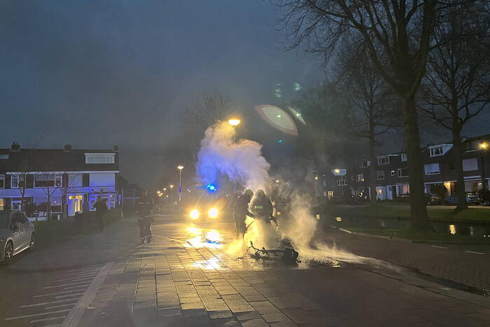 Scooter brandt volledig uit in woonwijk