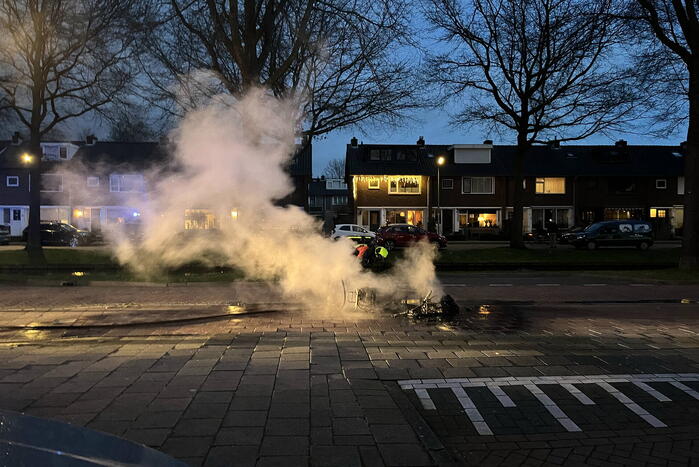 Scooter brandt volledig uit in woonwijk