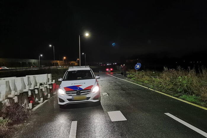 Auto belandt in weiland vol water door navigatie