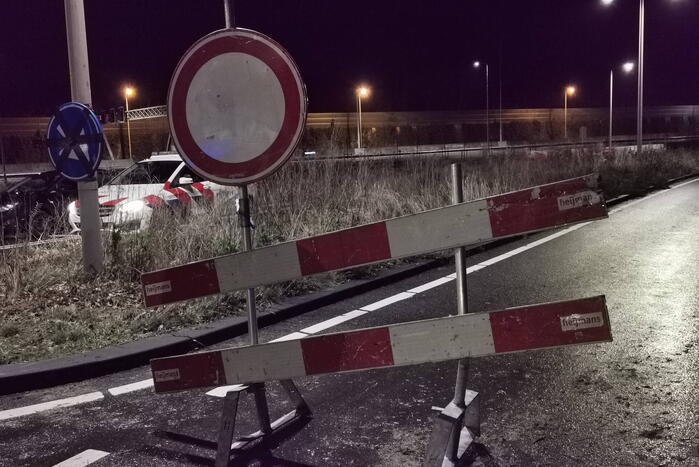 Auto belandt in weiland vol water door navigatie