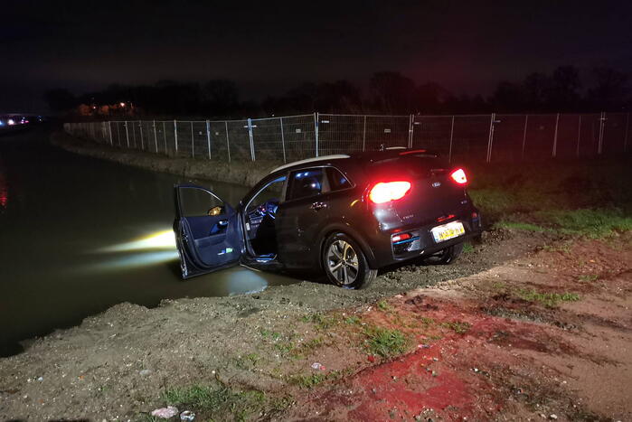 Auto belandt in weiland vol water door navigatie