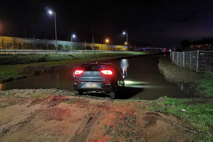 Auto belandt in weiland vol water door navigatie