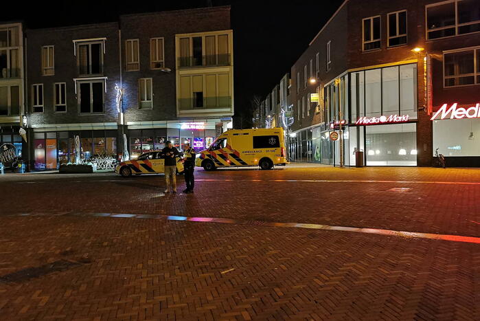 Voetganger aangereden door auto, automobilist rijdt door