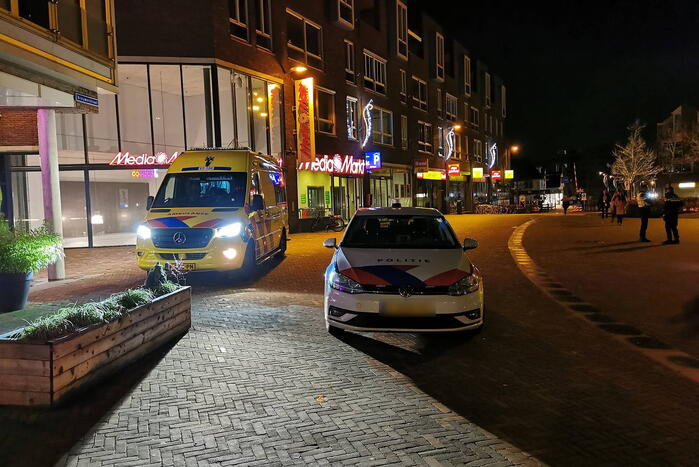 Voetganger aangereden door auto, automobilist rijdt door