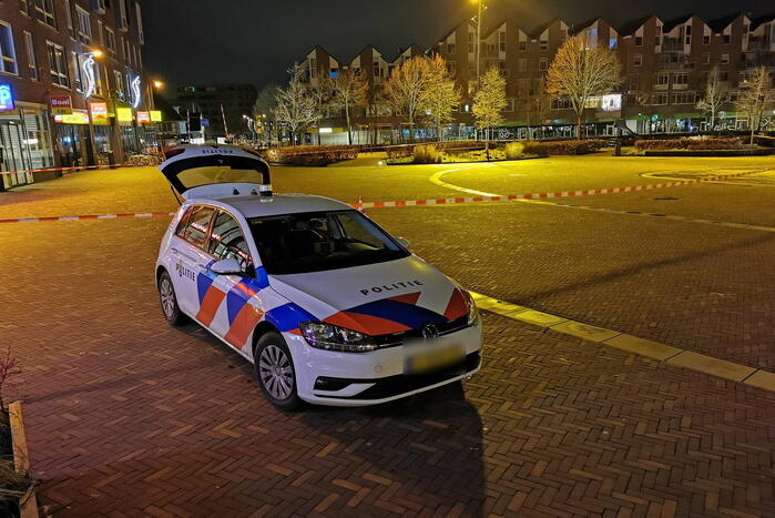 Voetganger aangereden door auto, automobilist rijdt door