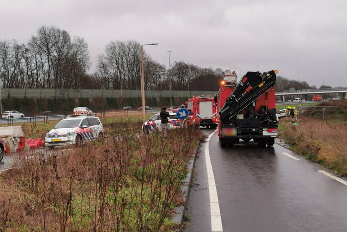 Opnieuw belandt auto in zeiknat weiland door navigatie