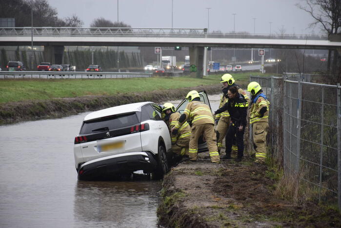 Opnieuw belandt auto in zeiknat weiland door navigatie