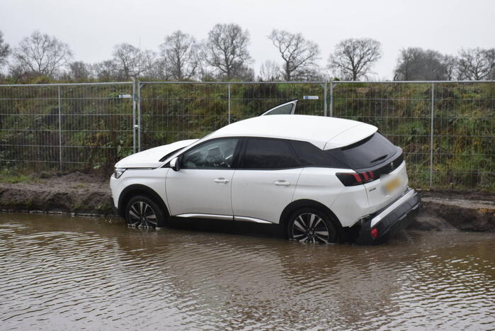 Opnieuw belandt auto in zeiknat weiland door navigatie