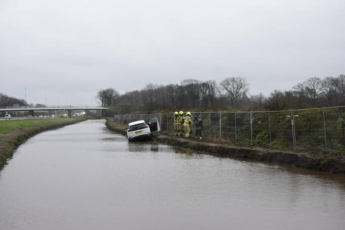 Opnieuw belandt auto in zeiknat weiland door navigatie