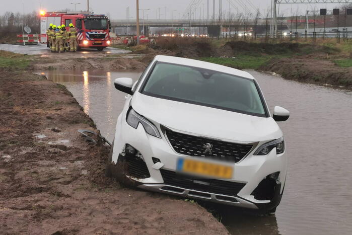 Opnieuw belandt auto in zeiknat weiland door navigatie