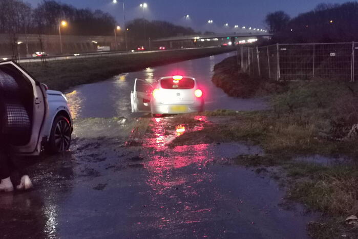 Tweede auto in uur tijd op zeiknat weiland