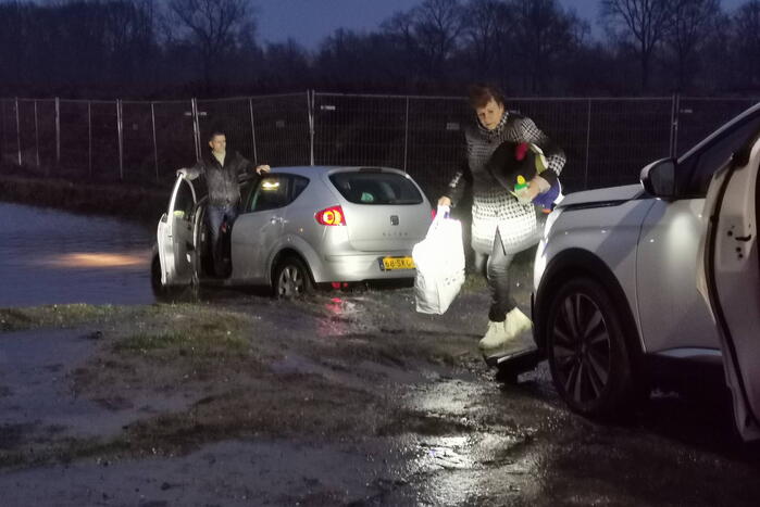 Tweede auto in uur tijd op zeiknat weiland