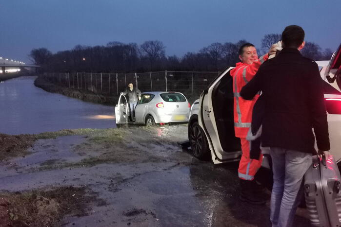 Tweede auto in uur tijd op zeiknat weiland