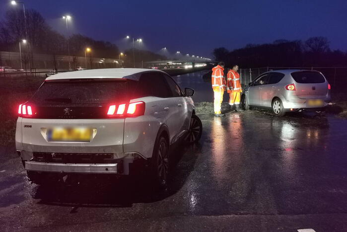 Tweede auto in uur tijd op zeiknat weiland