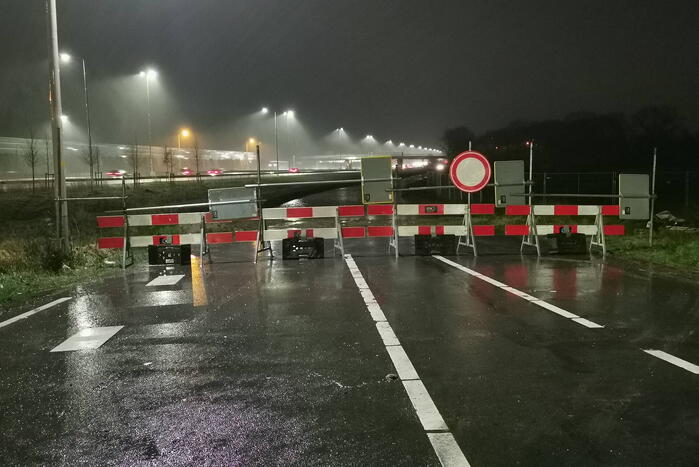 Tweede auto in uur tijd op zeiknat weiland