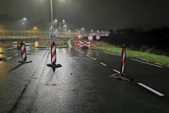 Tweede auto in uur tijd op zeiknat weiland