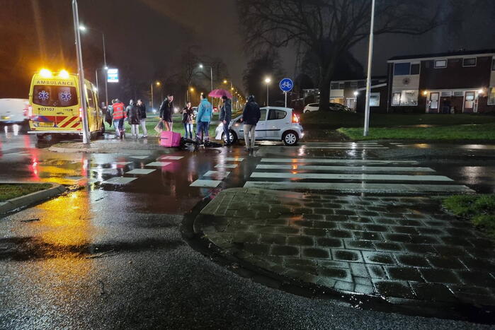 Fietser gaat onderuit en komt onder auto