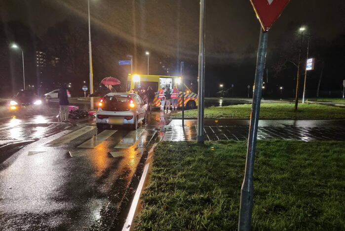 Fietser gaat onderuit en komt onder auto