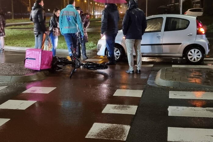 Fietser gaat onderuit en komt onder auto