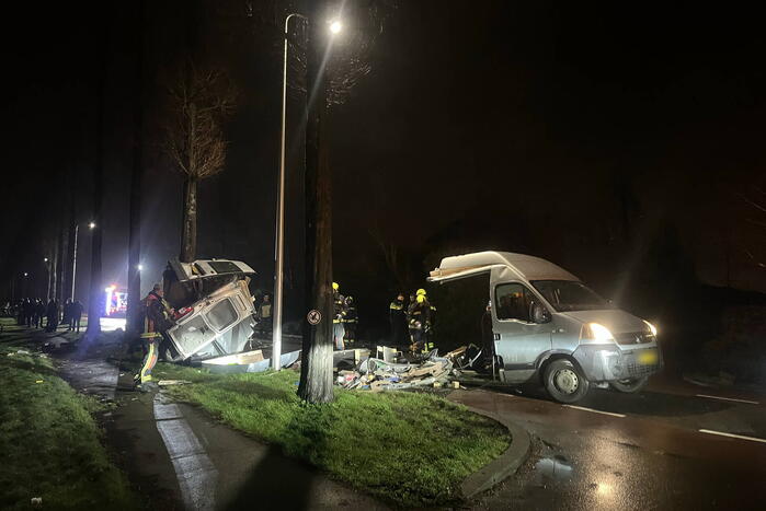 Bestelbus breekt doormidden bij ernstig ongeval
