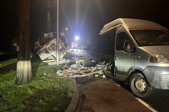 Bestelbus breekt doormidden bij ernstig ongeval