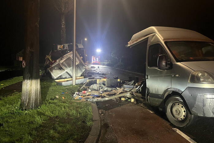 Bestelbus breekt doormidden bij ernstig ongeval