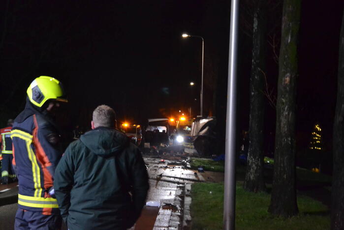 Bestelbus breekt doormidden bij ernstig ongeval