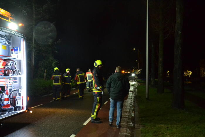 Bestelbus breekt doormidden bij ernstig ongeval