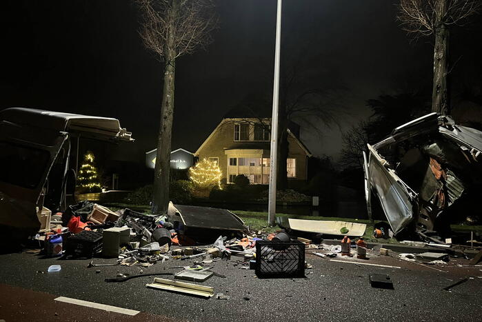 Bestelbus breekt doormidden bij ernstig ongeval