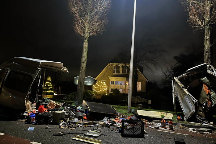 Bestelbus breekt doormidden bij ernstig ongeval