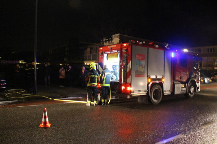 Brand onder motorkap van auto