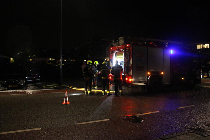 Brand onder motorkap van auto