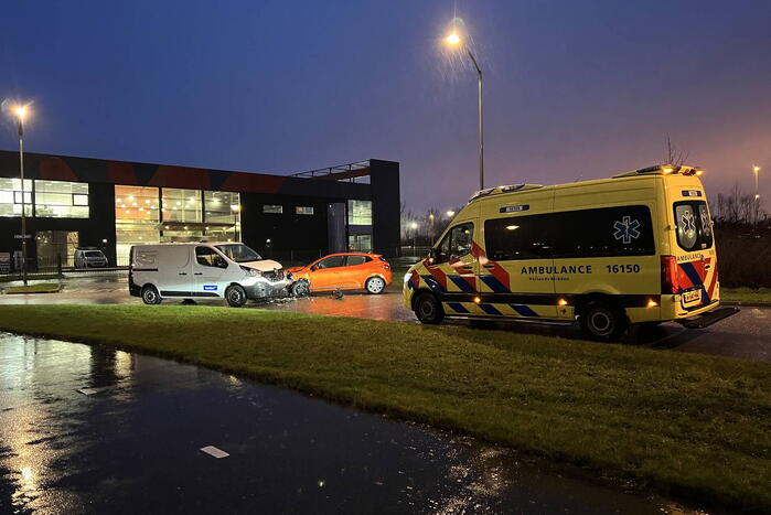 Bestuurder personenwagen gewond bij botsing