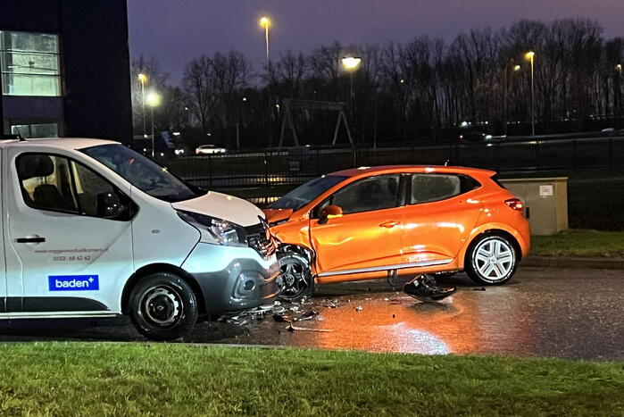 Bestuurder personenwagen gewond bij botsing