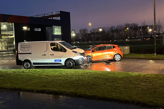 Bestuurder personenwagen gewond bij botsing