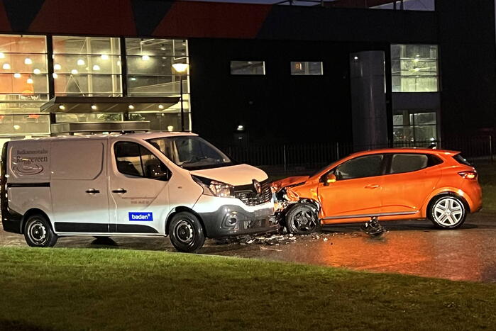 Bestuurder personenwagen gewond bij botsing
