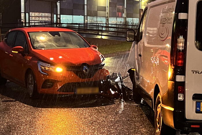 Bestuurder personenwagen gewond bij botsing