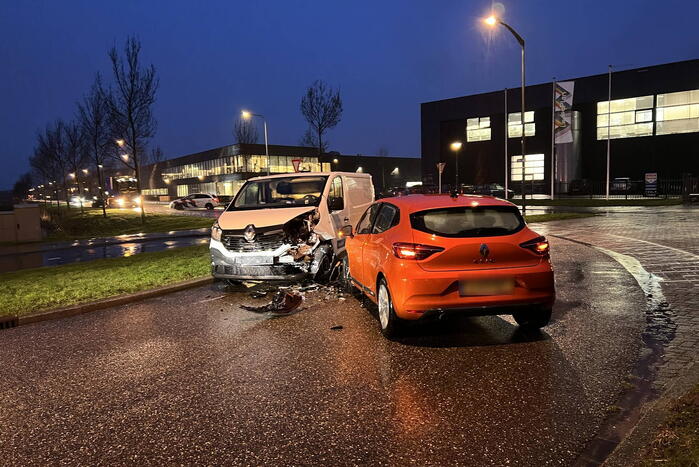 Bestuurder personenwagen gewond bij botsing